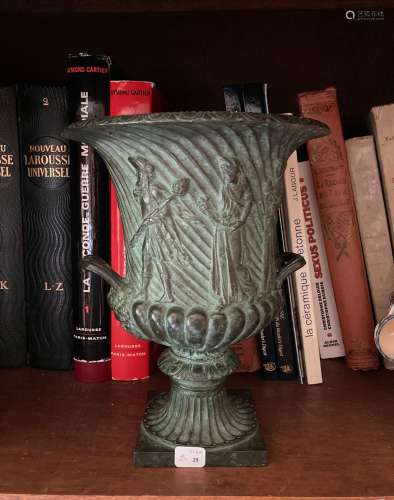 D'après l'Antiquité, vase cratère en bronze à patine antique...