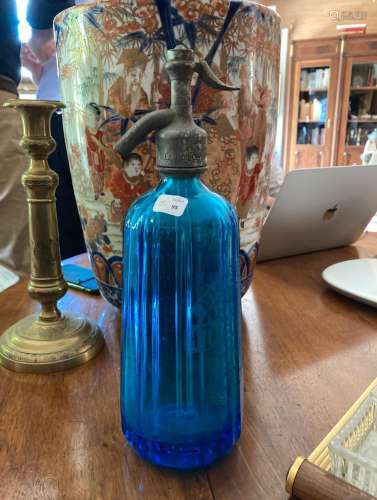 Un bouteille à eux de Seltz en verre teinté bleu. Haut.: 31,...