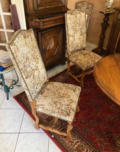 Une suite de 6 chaises "os de mouton" en noyer tei...