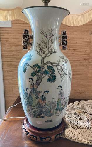 CHINE - un vase pansu, à anses, en porcelaine, àn décors ani...