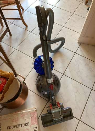 Dyson Ball DC 37 - un aspirateur.