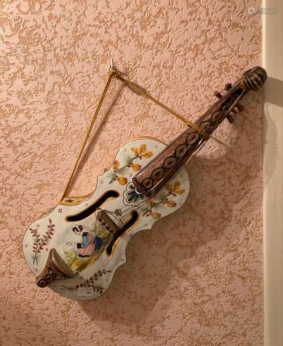 HENRIOT à QUIMPER - un violon en faïence à décor émaillé. Lo...