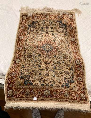 PERSE - un tapis de prière en soie. Long. 94 cm, Larg. : 61 ...