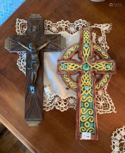 Une croix en faïence de Quimper et un crucifix. Long.: 29,5 ...