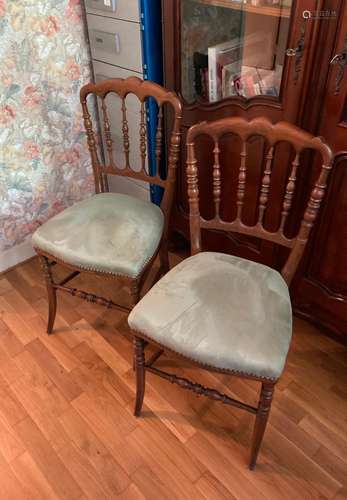 Une paire de chaise, en noyer teinté. Haut. 86,5 cm.<br />
E...