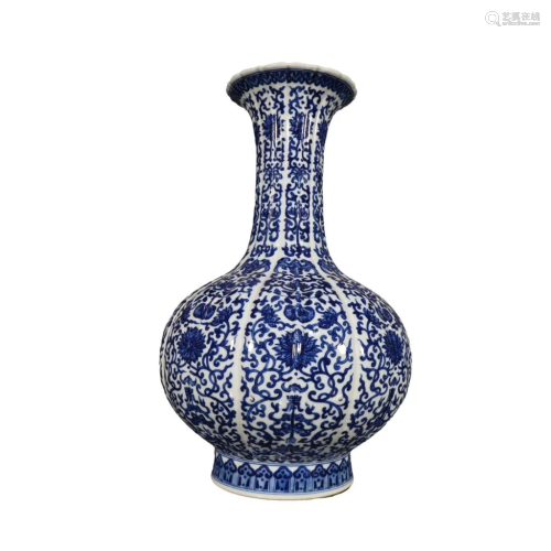 A Blue And White Discoid-Mouthed Vase