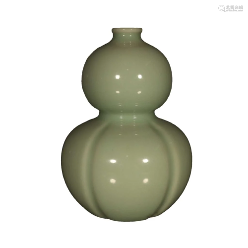 A Lovely Bean-Green Glazed Gourd Vase