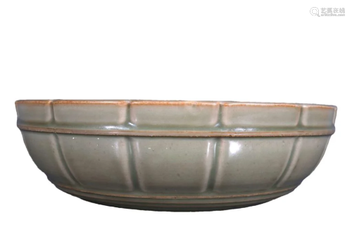 A Wondeful Longquan-kiln Flower-Carved Lying-shaped Plate