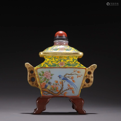A Delicate Glass and Enamel Snuff Bottle