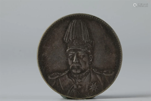 A SILVER COIN, WITH LETTERING "HONGXIANJIYUAN".