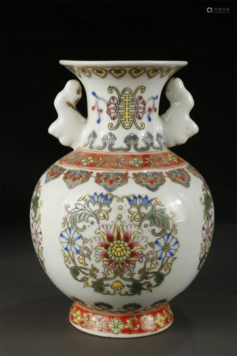 A FAMILLE ROSE PORCELAIN BOTTLE.