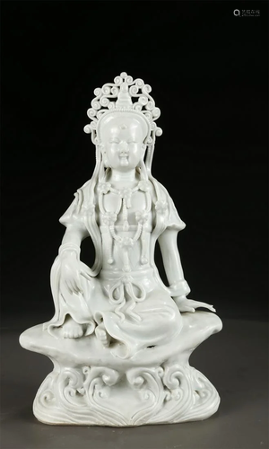 A GLAZED PORCELAIN AVALOKITESVARA STATUE.