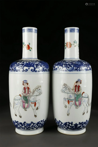 A PAIR OF FAMILLE ROSE PORCELAIN BOTTLES.