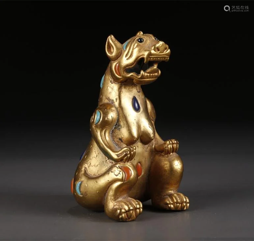 A GILT BRONZE AUSPICIOUS BEAST STATUE.