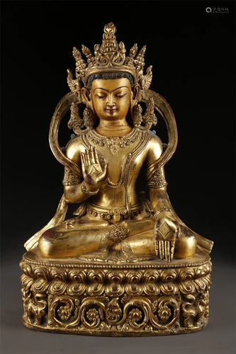 A TIBETAN GILT BRONZE BUDDHA STATUE.