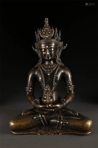 A TIBETAN ALLOY BRONZE AMITAYUS BUDDHA STATUE.