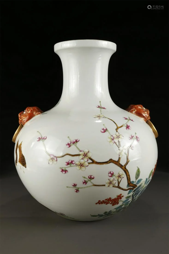 A FAMILLE ROSE PORCELAIN BOTTLE.