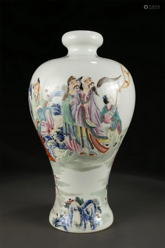 A FAMILLE ROSE PORCELAIN DISPLAY BOTTLE.