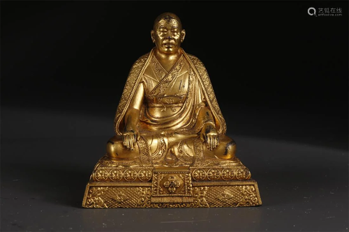 A TIBETAN GILT BRONZE GURU BUDDHA STATUE.