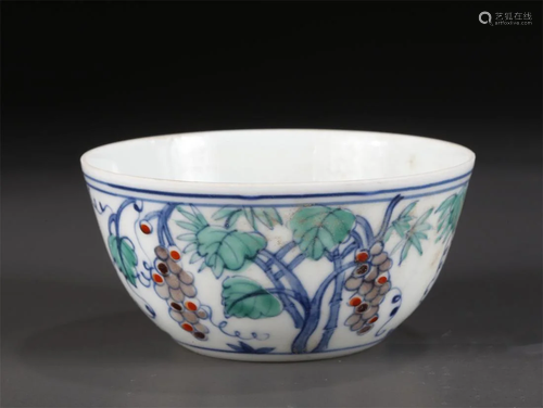 A PORCELAIN CUP WITH GRAPES MOTIF.