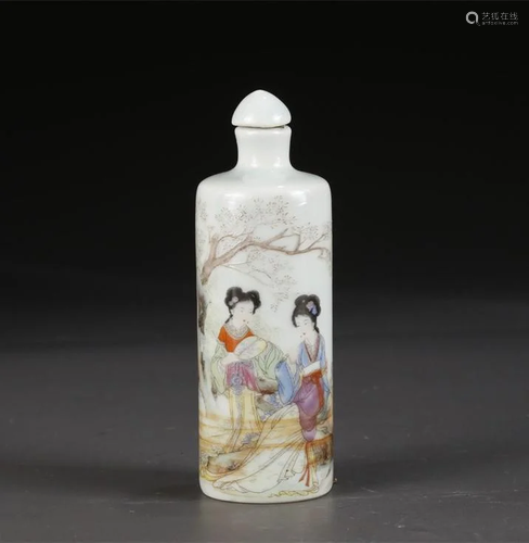 A FAMILLE ROSE PORCELAIN SNUFF BOTTLE.