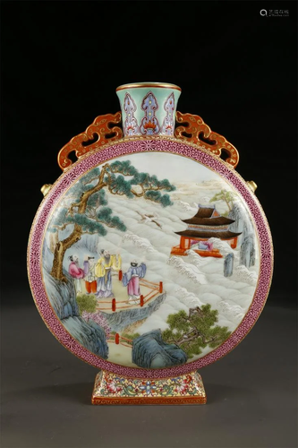 A FAMILLE ROSE PORCELAIN FLAT BOTTLE.