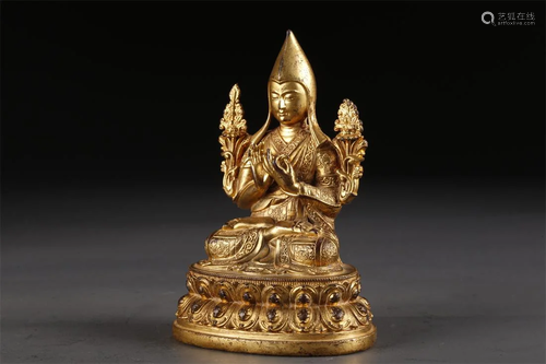 A TIBETAN GILT BRONZE TSONGKHAPA BUDDHA STATUE.