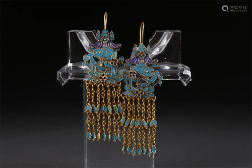 A PAIR OF GILT SILVER KINGFISHER CRAFT EARDROP.