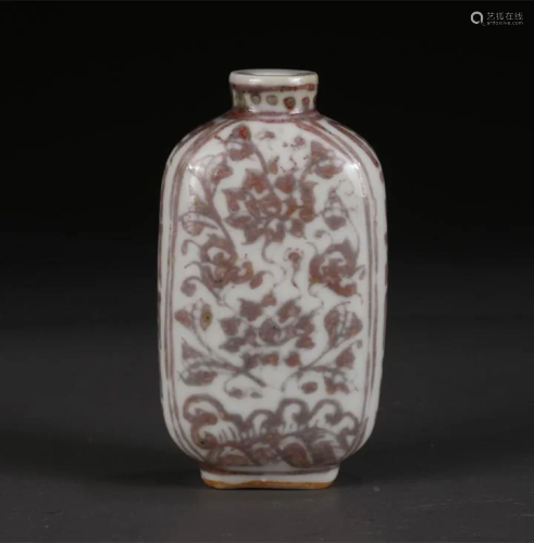 A PORCELAIN SNUFF BOTTLE WITH FLOWERS DESIGN.