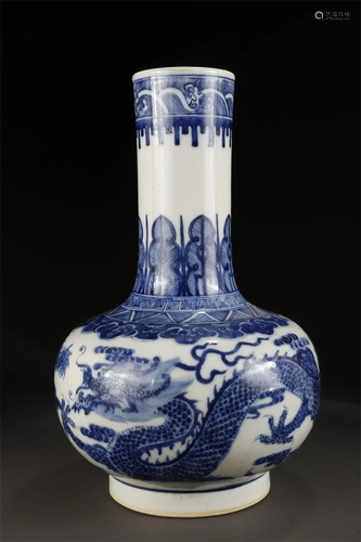 A BLUE-AND-WHITE LONG-NECK PORCELAIN BOTTLE.