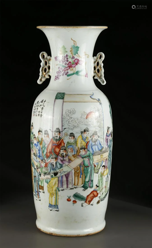 A FAMILLE ROSE PORCELAIN DISPLAY BOTTLE.