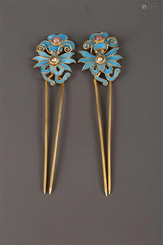 A PAIR OF GILT SILVER HAIRPINS.