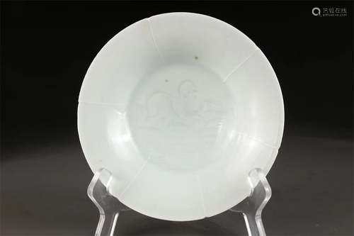 A PORCELAIN PLATE WITH OKRA-FLOWER-SHAPED RIM.