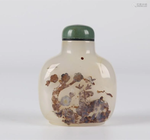 AN AGATE SNUFF BOTTLE WITH DEER DESIGN.