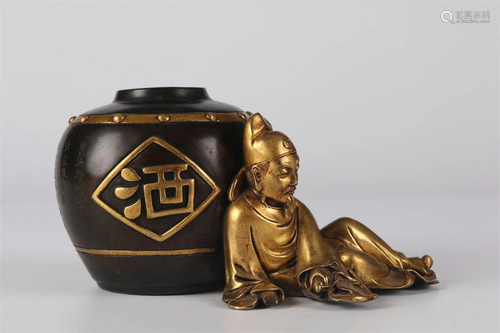 A GILT BRONZE WINE POT WITH LI BAI STATUE.