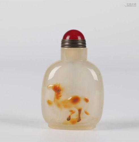 AN AGATE SNUFF BOTTLE WITH STEED DESIGN.