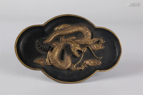 A GILT BRONZE BRUSH WASHER WITH DRAGON DESIGN.