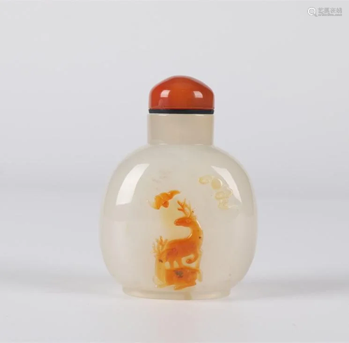 AN AGATE SNUFF BOTTLE WITH DOUBLE-DEER DESIGN.