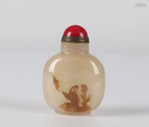 AN AGATE SNUFF BOTTLE WITH FIGURE MOTIF.