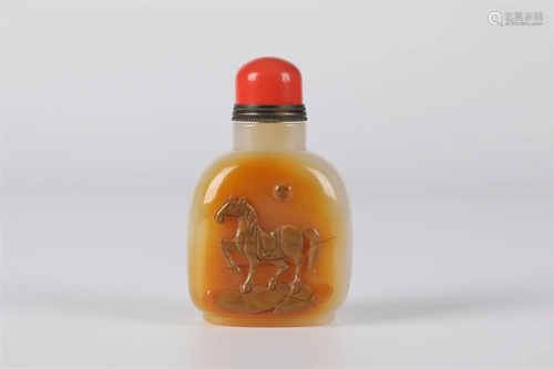 AN AGATE SNUFF BOTTLE WITH STEED DESIGN.