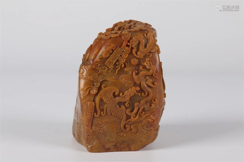 A FIELD-YELLOW STONE SEAL WITH DRAGON DESIGN.