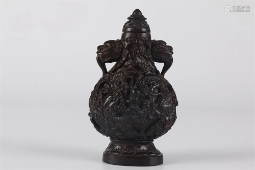 A NARRA WOOD SNUFF BOTTLE WITH DRAGON DESIGN.