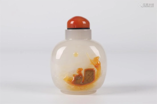 AN AGATE SNUFF BOTTLE WITH FIGURE MOTIF.