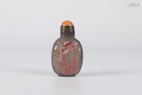 AN AGATE SNUFF BOTTLE WITH OLD MEN DESIGN.