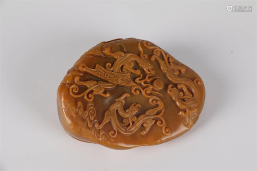 A FIELD-YELLOW STONE DRAGON CARVING ORNAMENT.