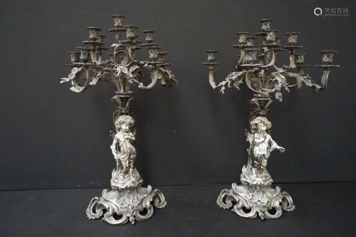2 EXCEPTIONNELS grands chandeliers en bronze à patine argent...