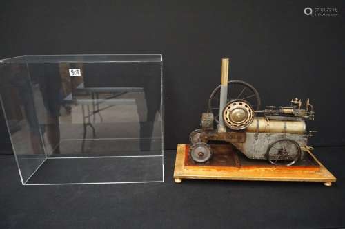 Belle machine à vapeur ancienne dans une boîte en plexi - Mo...