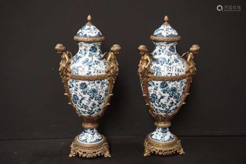 2 Beaux vases à couvercle en porcelaine avec montures en bro...