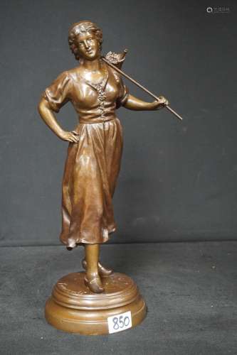 "Jeune femme" - Sculpture en bronze - Signée - H :...