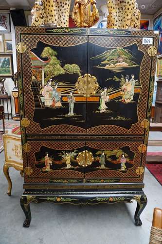 Armoire chinoise avec 4 portes - Laque de Chine - Décor avec...